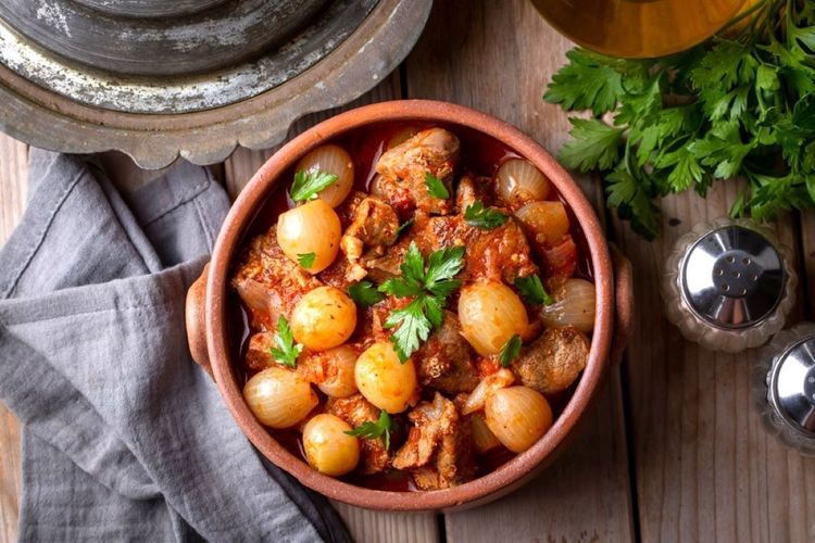 Stifádo de bœuf, une spécialité grecque répandue en Crète