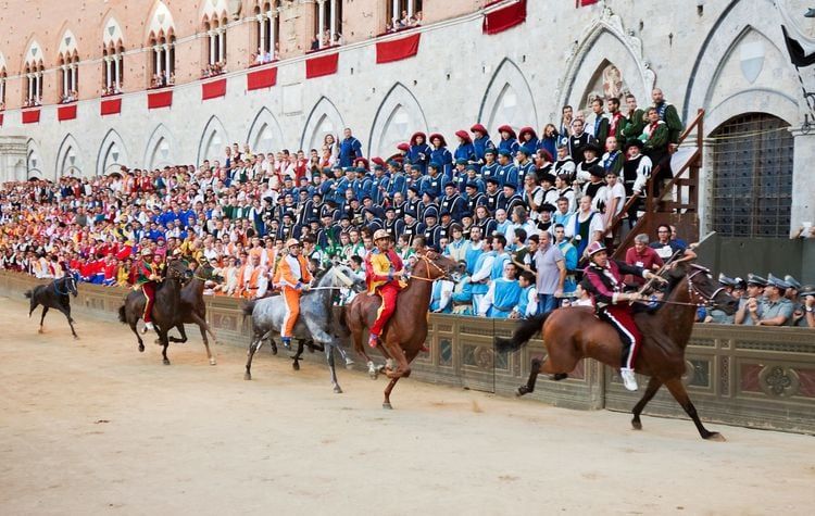 Haute en couleurs, et dans le fracas du galop, le Palio de Sienne