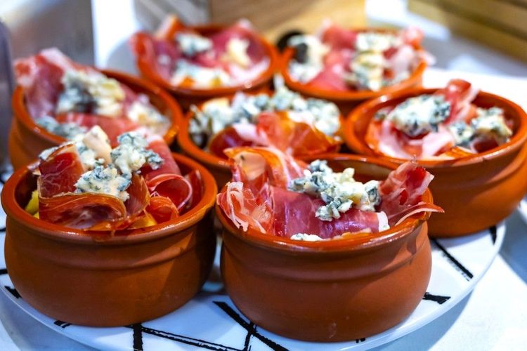 Plongez dans l'univers des pintxos de San Sebastián : un voyage culinaire insolite
