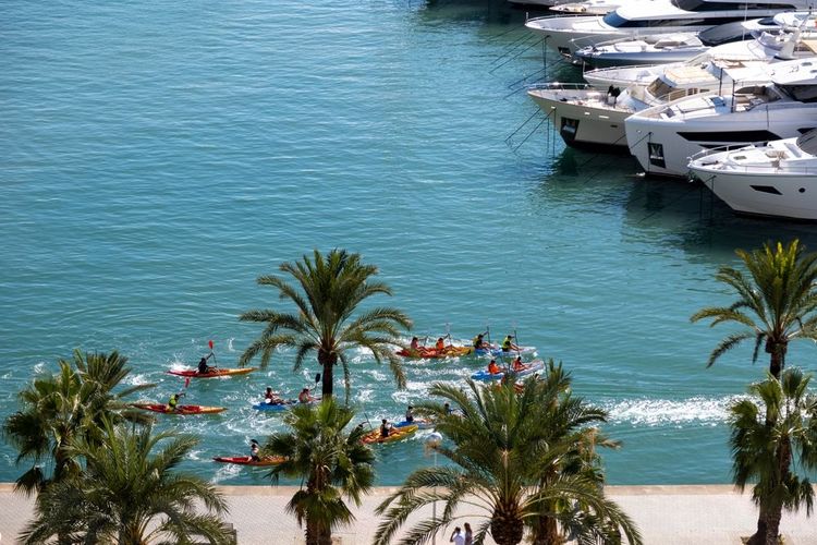 Des touristes faisant du kayak dans la baie de Palma