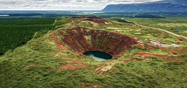Vue aérienne du cratère de Kerid.