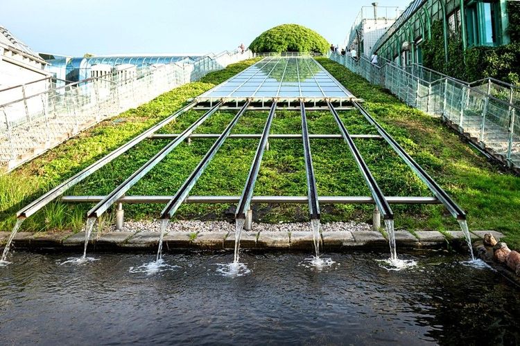 L'imposant système d'irrigation sur le toit