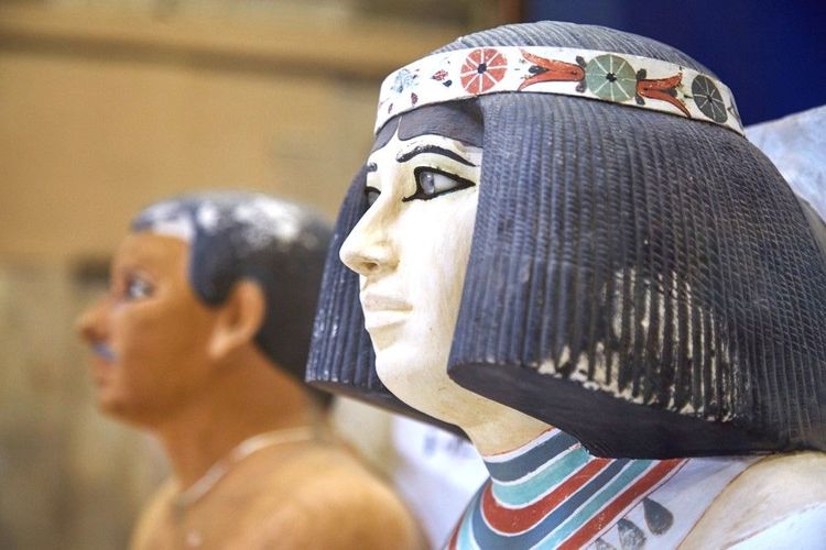 Les statues de Rahotep et de Nofret dans le musée égyptien du Caire