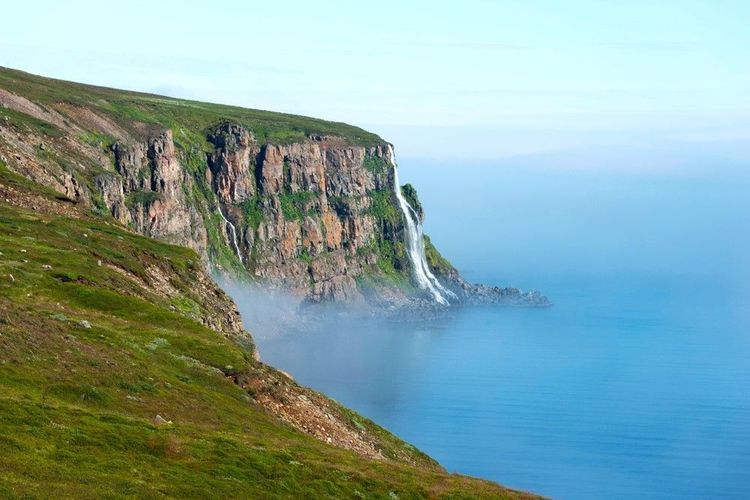 Cascade de Migandi, fjord d'Eyjafjördur, Falaises d'Ólafsfjarðarmúli, nord de l'Islande