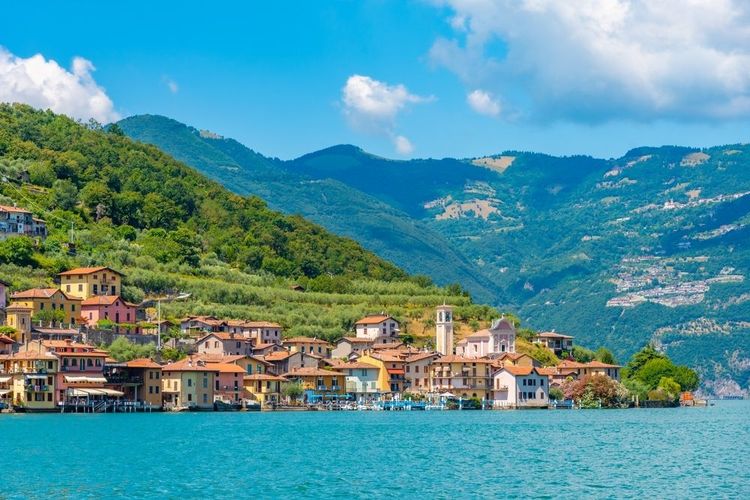 Village de Carzano sur l'île de Monte Isola au lac Iseo en Italie