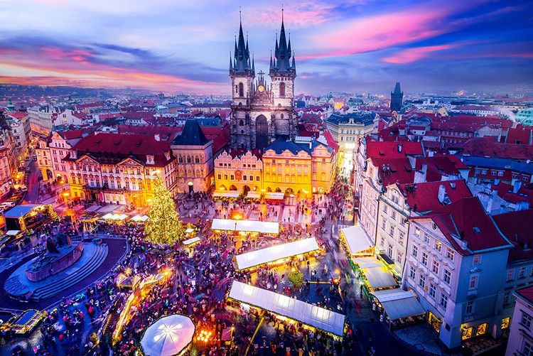 Prague, le marché de Noël face à Notre-Dame-de-Tyn