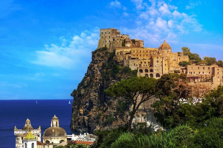 Le château d'Aragon de l'île d'Ischia près de Naples