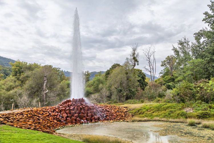 Début de l'éruption d'Andernach Geyser