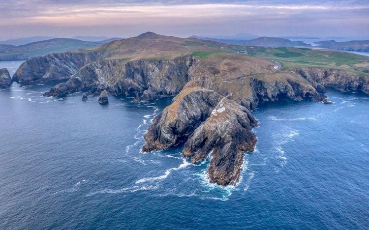 Vue aérienne avec le phare de Mizen Head 