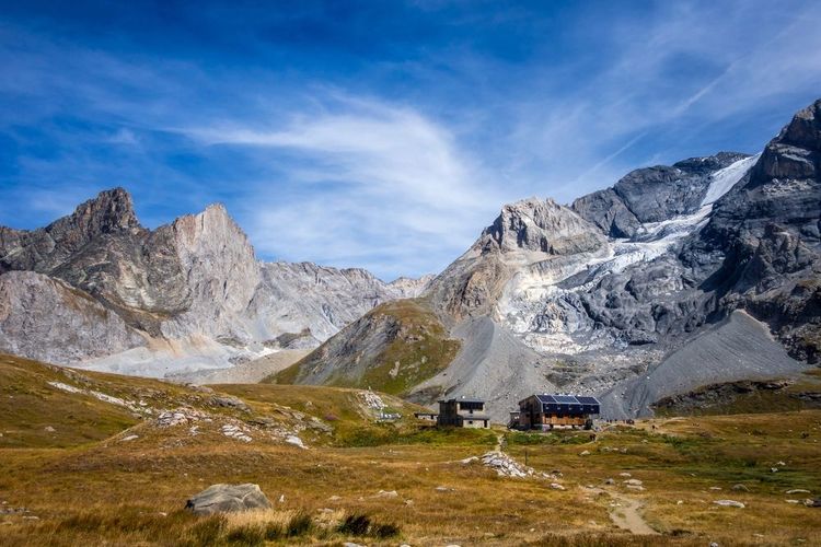 Refuge du col de la Vanoise et du glacier alpin de Grande Casse dans les alpes françaises.