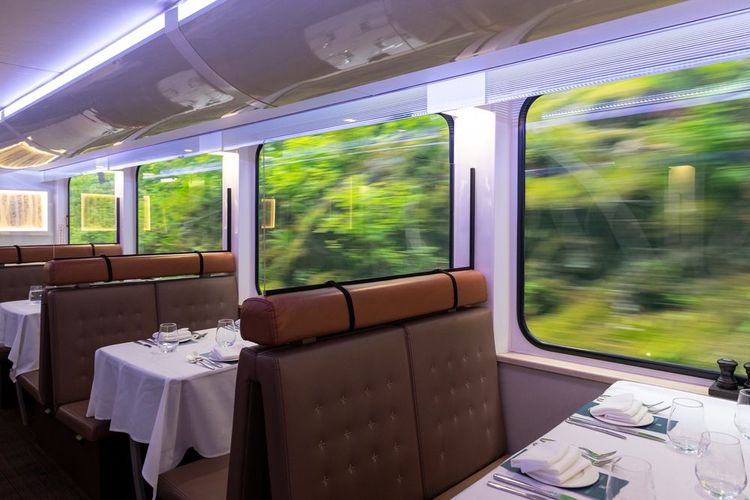 Intérieur du wagon restaurant du Rocky Mountaineer