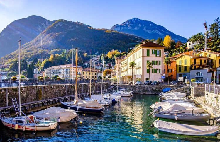 Vieille ville et port de Menaggio en Italie