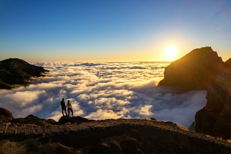 La mer de nuages qu'on contemple depuis les picos de Madère
