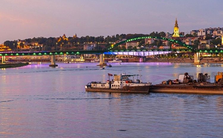 A la nuit tombée, cette partie du Danube s'anime