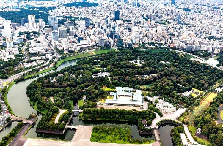 Vue aérienne sur le Palais de l'Empereur et ses jardins