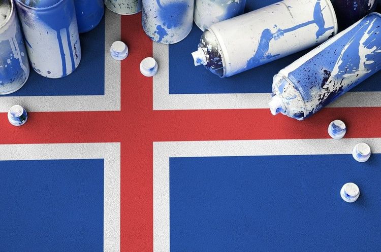 Le drapeau islandais sous des tubes de peinture