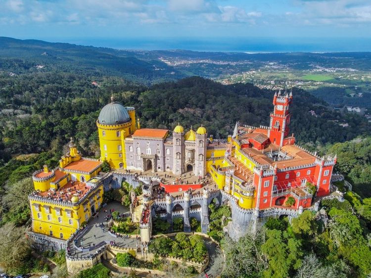 Le palais de Pena est entouré de verdure