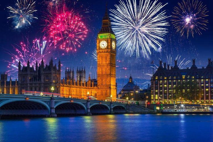 Feu d'artifice du Nouvel An au-dessus de Big Ben et du pont de Westminster à Londres, Royaume-Uni