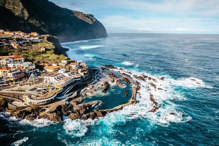 La grande piscine de Porto Moniz protège des tumultes de l’océan