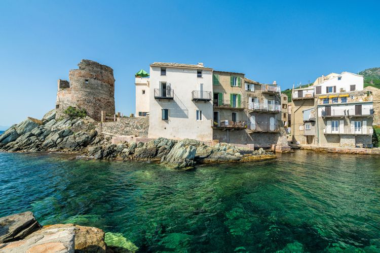 L'architettura unica delle case di Erbalonga, come se si ergessero sull'acqua