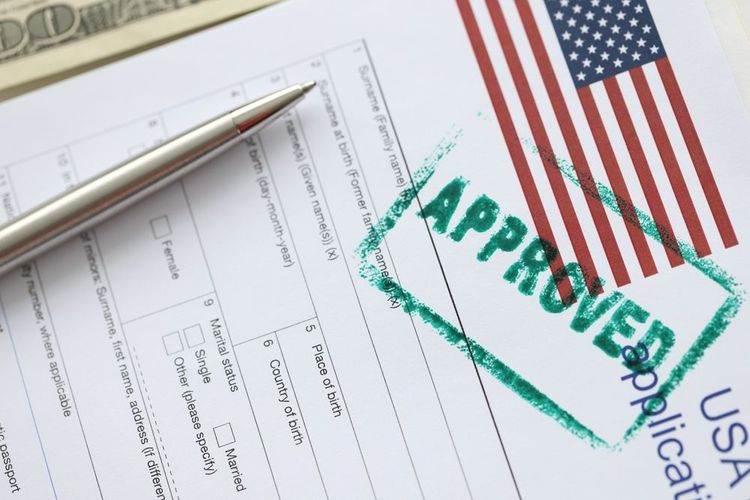 Formulaire de demande de visa et de timbre-poste approuvé par les Etats-Unis