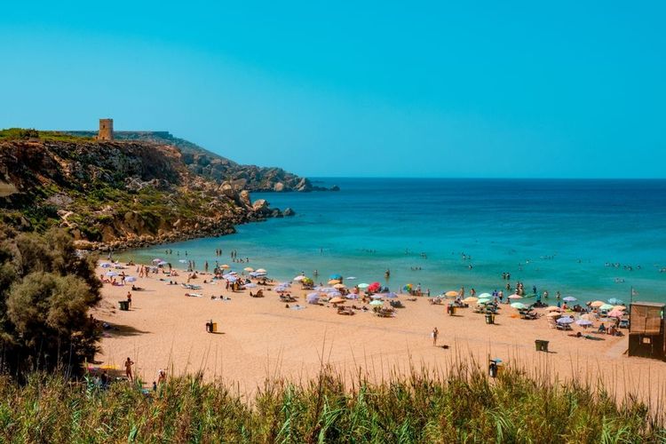 La plage de Golden Bay, Malte