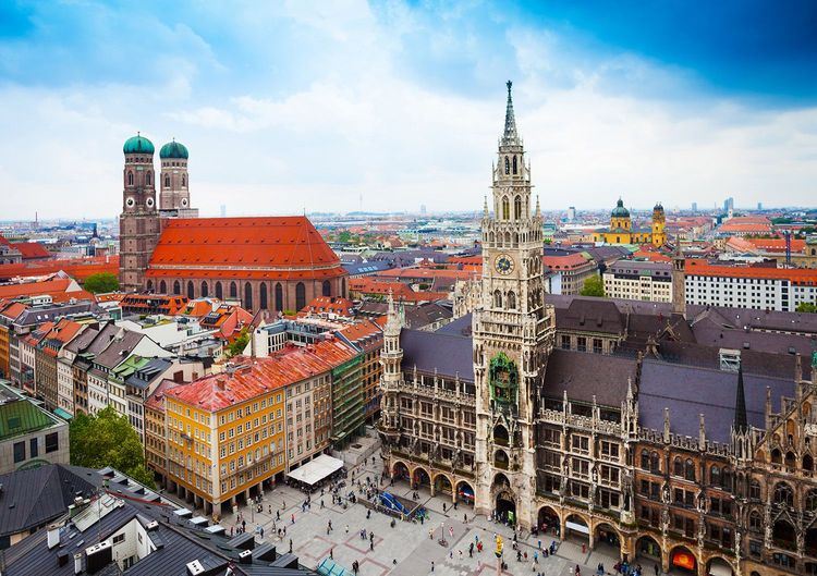 Marienplatz et la cathédrale de Munich, au fond (à dr.)