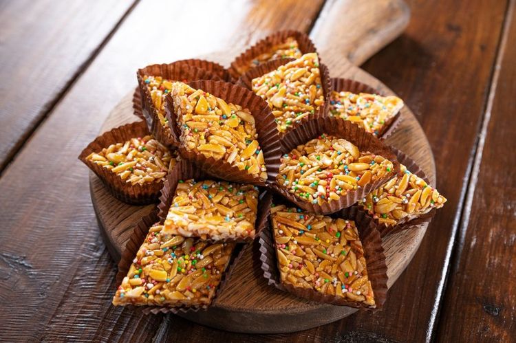 Jour de fête, les friandises sont de rigueur : biscuits d'amandes, de cacahuète et de graines au miel.