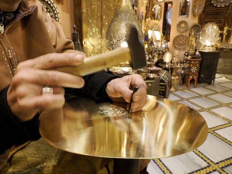 Artisan graveur dans la médina de Fès