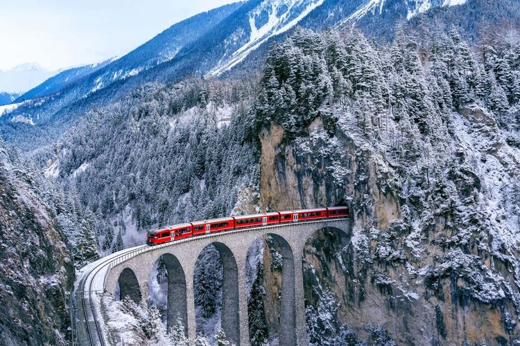 Vue aérienne du train traversant la célèbre montagne de Filisur, Suisse