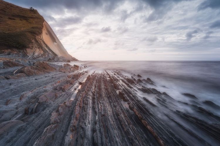 Coucher de soleil sur le littoral géologique de Flysch