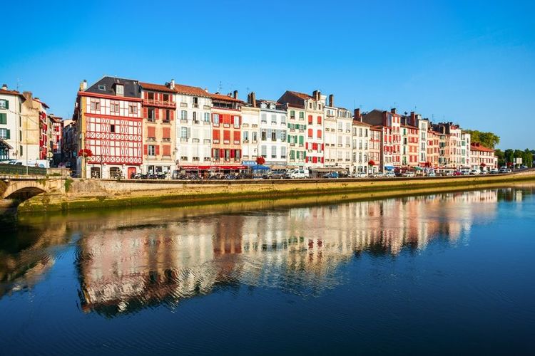 Les bâtiments de Bayonne son vêtus de volets colorés.