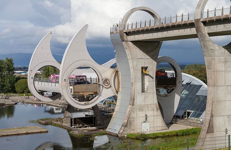La roue de Falkirk, ascenseur rotatif à bateaux