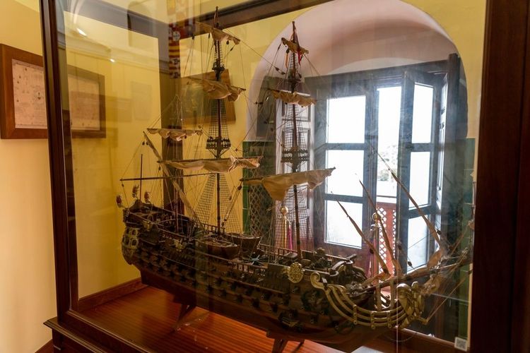 La maquette d'un navire dans le musée maritime de la Torre del Oro.