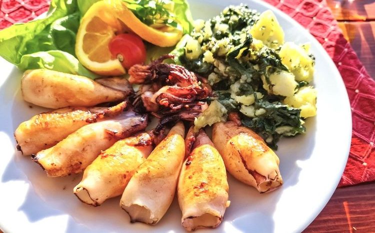Calmars et légumes préparés à Budva