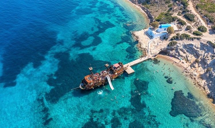 Goelette façon vieux gréement de pirates, à Kos, en Grèce