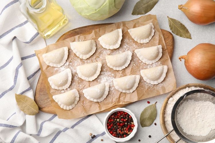 Ensuite le pierogi est replié en demi-lune