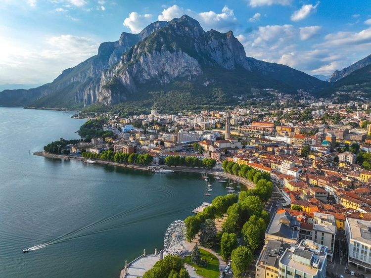  Lecco, lac de Côme, au nord de l'Italie.