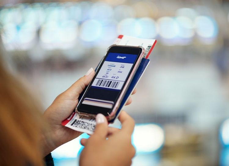 Un billet d'avion sur un smartphone
