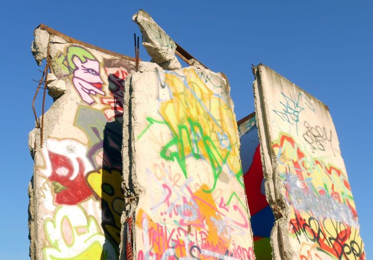Pans du Mur de Berlin exposés