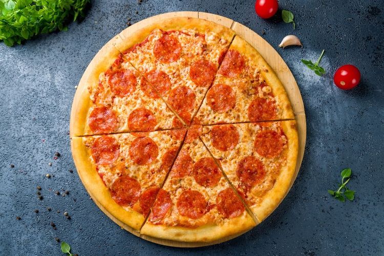 Une pizza new-yorkaise au peppéroni 