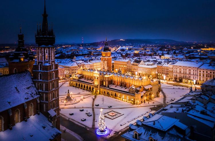 La place principale avec sa basilique Sainte-Marie, le Sukiennice (Cloth Hall) et la tour de l'Hôtel de Ville au centre de Cracovie