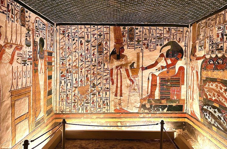 Néfertari coiffée de son disque lunaire face à Thot, dieu lunaire de Khemenou (Hermopolis Magna) à tête d'ibis.