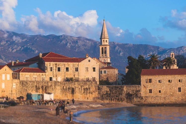 Budva, l'enceinte du Budva s'avance dans la mer