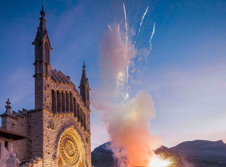 Le feu d'artifice pendant la reconstitution