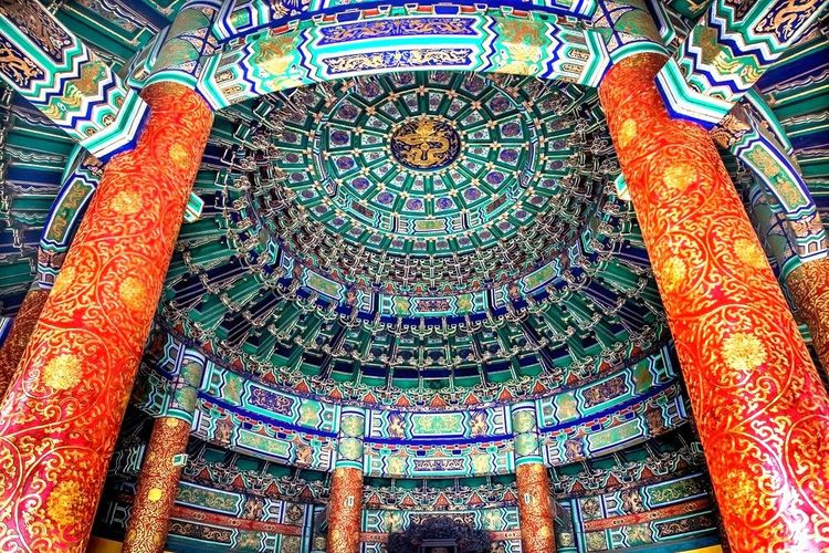 Le plafond circulaire, décoré et peint, du temple