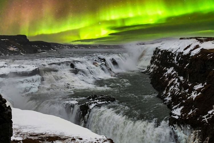 De magnifiques aurores boréales au-dessus de la cascade Gulfoss.