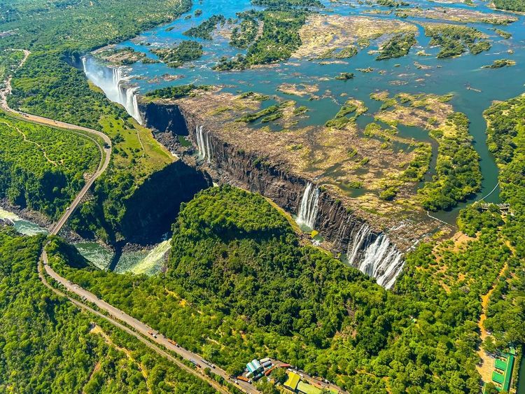 Les chutes Victoria, à cheval sur la Zambie et le Zimbabwe, sur le fleuve Zambèze