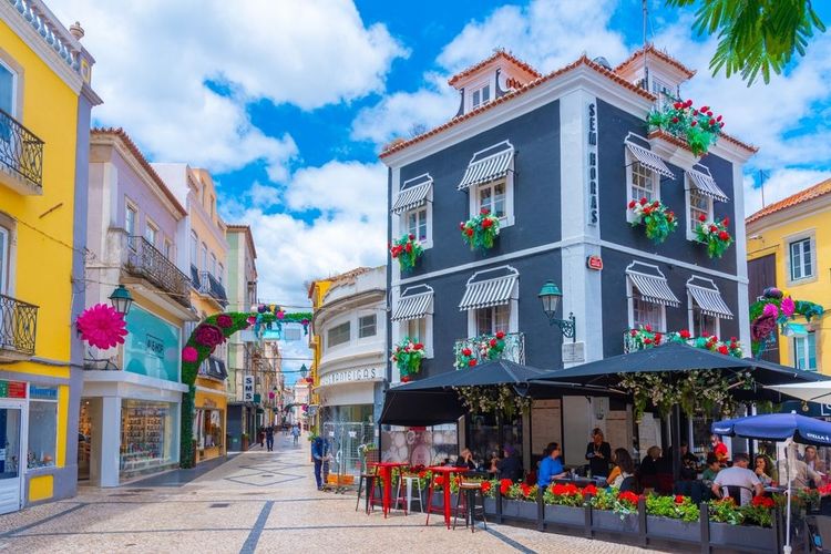 Les ruelles colorées et fleuries de Setúbal.