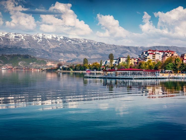 Pogradec se reflète dans les eaux calmes du lac d'Ohrid. Vue impressionnante du matin sur l'Albanie, Europe
